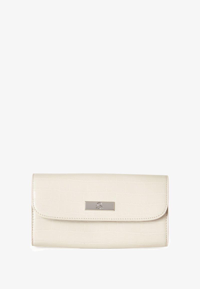 Cartera blanca con estampado de cocodrilo, cierre de hardware plateado y diseño plano, que presenta una textura suave y mínimos detalles de costura.