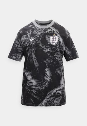 Zwart- en grijs kort sportshirt met dynamische leeuwengrafiek, Engelse voetbalvleugel en witte Nike-vingerafdruk aan de voorkant.