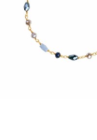 Złocony naszyjnik z fasetowanymi koralikami w odcieniach niebieskiego, zielonego i brązowego, połączony okrągłymi złotymi akcentami, prezentujący różne kształty i faktury.