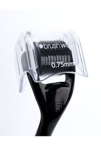 Zwarte dermaroller met een naaldkop van 0,75 mm, bedekt met een transparante beschermkap. Het handvat heeft een textuur voor betere grip en controle.