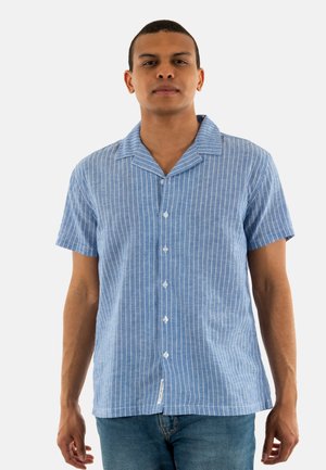 Lichtblauwe, gestreepte, kortärmige shirt met een camp collar, voorzien van verticale witte strepen en een knoopsluiting aan de voorkant, gemaakt van een textuurstof.