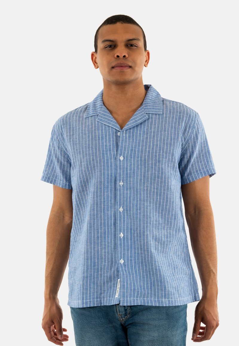 Lichtblauwe, gestreepte, kortärmige shirt met een camp collar, voorzien van verticale witte strepen en een knoopsluiting aan de voorkant, gemaakt van een textuurstof.
