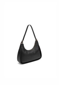 Borsa a spalla in pelle nera con forma arrotondata, superficie strutturata e accessori in oro. Presenta una singola tracolla regolabile.
