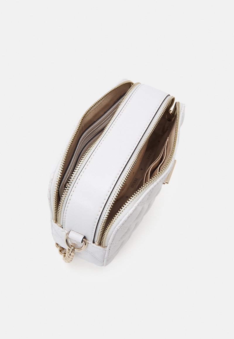 Borsa bianca trapuntata in materiale sintetico, con molteplici scomparti con cerniera e hardware in tono oro con una texture liscia.