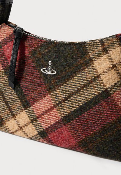 Vlnená kabelka s červeno-zeleno-béžovým károvaným vzorom, čiernymi koženými detailmi a strieborným dekoratívnym kovovým prvkom.