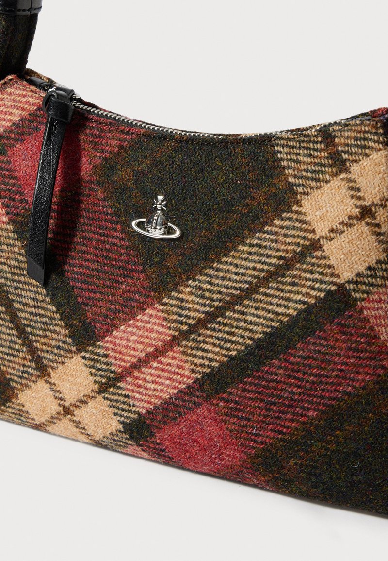 Uldtaske med et ternet mønster i rød, grøn og beige, med sorte læderdetaljer og en sølvfarvet dekorativ hardware-detalje.