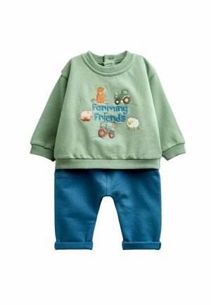 Grøn baby sweatshirt med lange ærmer med teksten "Farming Friends", gårddyr og traktorer design, kombineret med blå opsmøgede bukser.