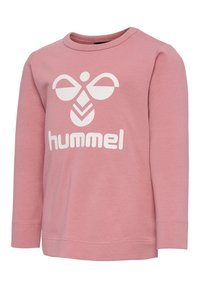 Rosa Langarm-T-Shirt aus weichem Baumwollmaterial mit Rundhalsausschnitt. Auf der Vorderseite befindet sich ein großes weißes Logo und ein grafisches Design. Nahtdetails sind sichtbar.