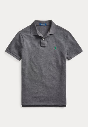Pelēka īsām piedurknēm Polo Ralph Lauren krekls ar apkakli, divām pogām un mazu zaļu izšūtu logotipu kreisajā krūtīs.