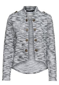 Szary i biały dzianinowy kardigan o fakturze, z mosiężnymi guzikami z przodu, zapinanymi na guziki pagonami na ramionach, wysokim kołnierzem i zaokrąglonym dołem.