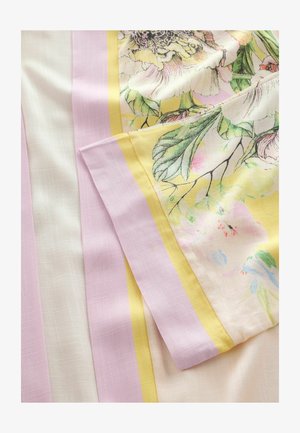 Foulard di seta multicolore con design floreale su sfondo giallo, bordato da strisce rosa e bianche. Texture liscia, leggero.