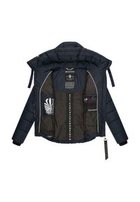 Veste matelassée marine avec capuche, dotée de poches intérieures, d'impressions de logo et d'une texture lisse. Couture contrastante et cordons inclus.
