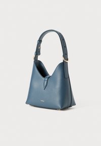 Sac à main en cuir bleu à la forme structurée, doté d'une poignée incurvée, de quincaillerie dorée et d'une fermeture avant distinctive en V.
