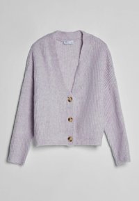 Strikket cardigan i lys lavendel med V-hals, lange ærmer og fem brune knapper foran. Struktureret materiale og cropped design.