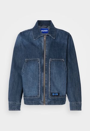 Denim jacket in dark blue with a collar and front zip. Features two large patch pockets with frayed edges and a blue HUGO label.