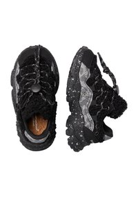 Czarne i szare trampki dla małych dzieci z nakrapianymi podeszwami, puszystą teksturą oraz regulowanymi elastycznymi sznurówkami z blokującymi złączkami.