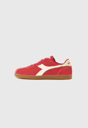 Sneakers rosse in tessuto strutturato con dettagli bianchi, suola in gomma e design con punta arrotondata. Lacci sottili e colletto imbottito.