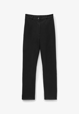 Pantalones negros hechos de una tela suave con un diseño de pierna recta. Cuentan con un cierre de botón y una cintura estándar. Sin patrones o acentos visibles.