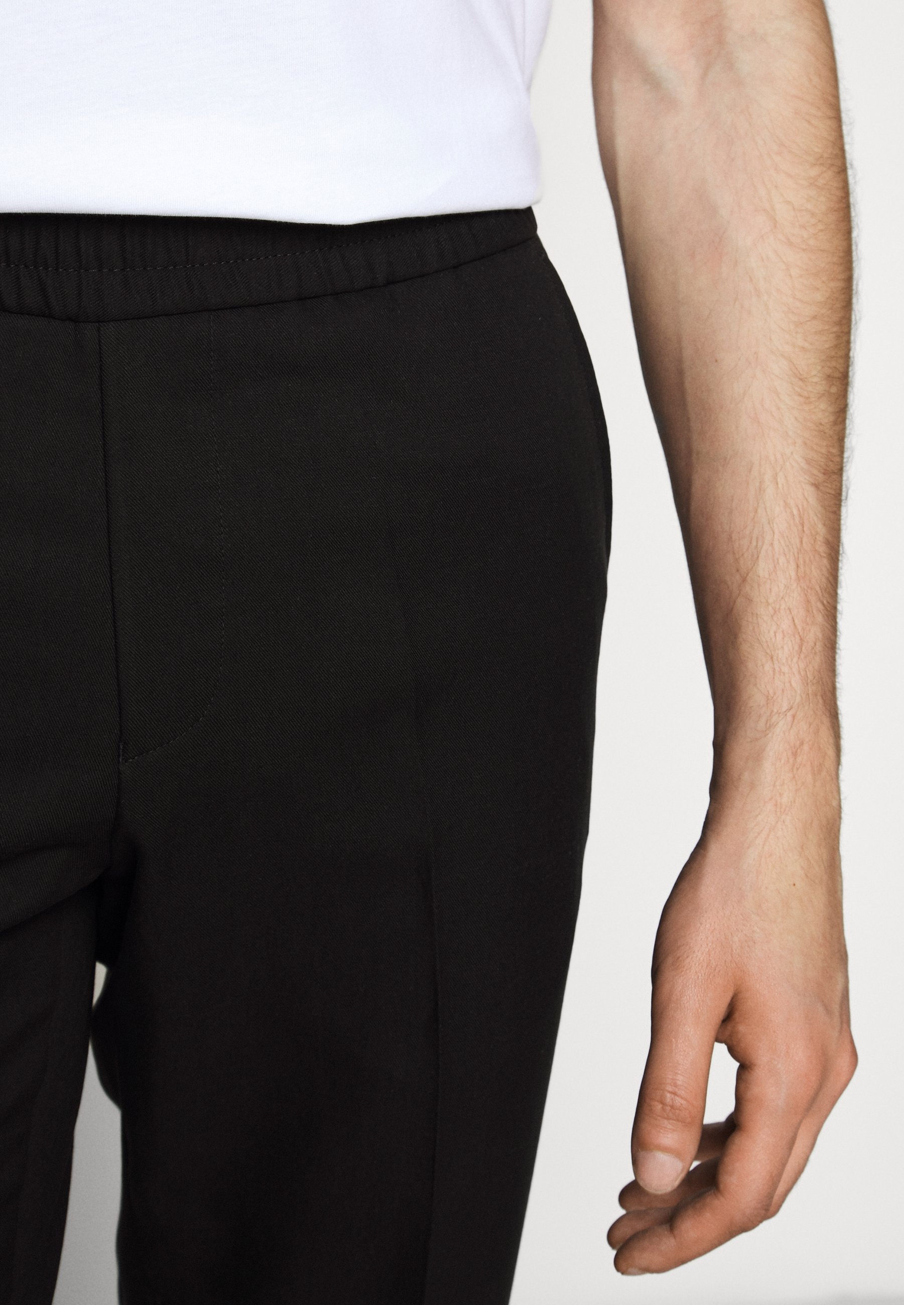Filippa K TERRY CROPPED SLACKS Bukse blacksvart Filippa K TERRY CROPPED SLACKS Bukse blacksvart