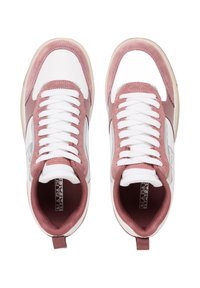 Sneakers med ovandel i vit läder, rosa mocka detaljer, vita snören och gummisulor. Har vadderad krage och dragflik för enkel påtagning.