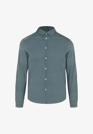 Męska koszula na długi rękaw zapinana na guziki, z wąskimi białymi i ciemnymi pionowymi paskami oraz ostrym kołnierzem.