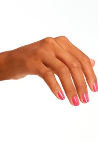 Mano con una carnagione abbronzata, caratterizzata da unghie di lunghezza media smaltate di rosa brillante con una finitura lucida. Sfondo bianco.