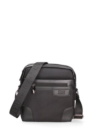 Petit sac bandoulière noir en tissu texturé, poche avant zippée et bandoulière réglable embossée du logo.