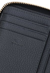 Czarny skórzany portfel na karty o teksturowanej powierzchni z wieloma przegródkami oraz wypukłym logo RFID safe. Posiada złotą suwakową zapięcie wzdłuż krawędzi.
