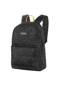 Mochila de camuflaje negra con correas acolchadas, bolsillo frontal y un asa superior colorida. Presenta un parche con logo y tela texturada.