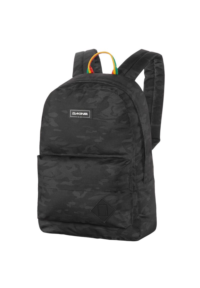 Mochila de camuflaje negra con correas acolchadas, bolsillo frontal y un asa superior colorida. Presenta un parche con logo y tela texturada.