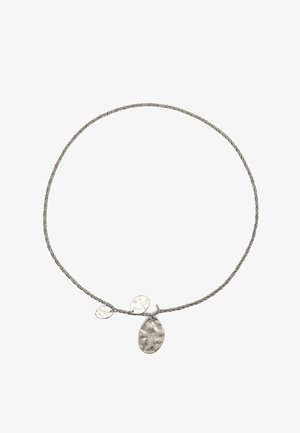 Collana d'argento con una catena attorcigliata, caratterizzata da due pendenti a forma di foglia testurizzati di dimensioni diverse. Dettagli della superficie liscia e martellata.