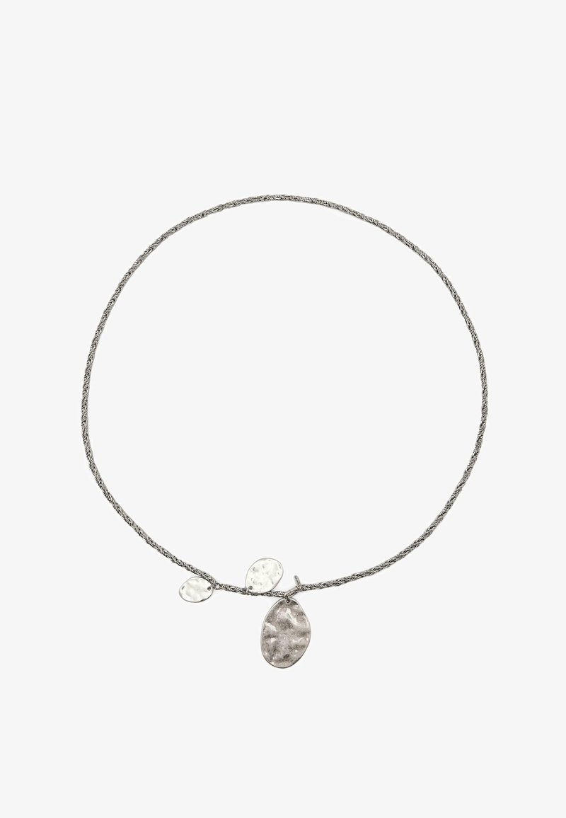 Collier en argent avec une chaîne torsadée, comportant deux pendentifs en forme de feuille texturée de tailles variées. Détails de surface lisses et martelés.