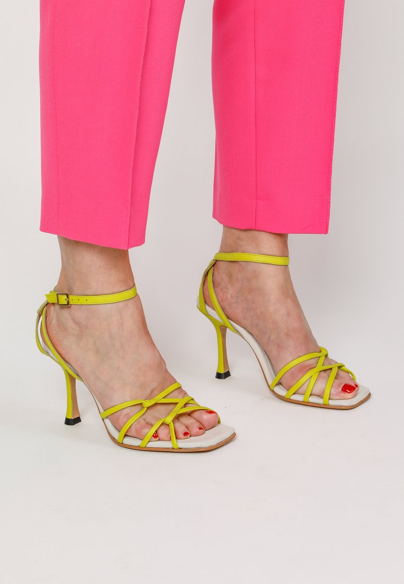 KUNOKA KARASSA SUNFLOWER Sandals yellow Zalando.de