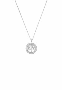 Collana con pendente ad albero d'argento, dal design circolare, adornata con piccole pietre trasparenti lungo il bordo. Attaccata a una catena sottile.