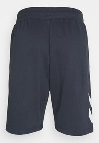 Marina atletiska shorts i ett texturerat tyg, elastisk midja och vitt logodetalj på sidan. Mitten av låret längd, avslappnad passform.