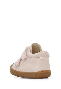 Růžová nubuková bota se zlatými tečkami, kulatou špičkou a suchým zipem. Měkká vnitřní podšívka a texturovaná gumová podrážka pro lepší přilnavost.