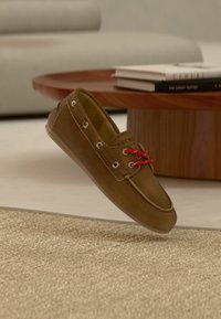 Επιλέχθηκε, brown/red