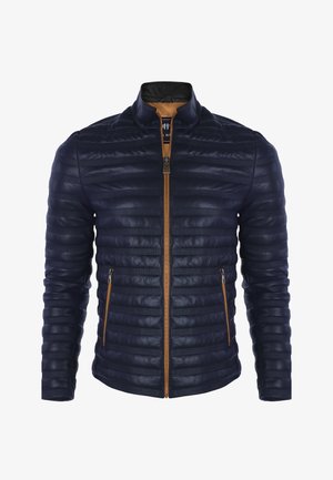 Tumesinine triibuline tikitud jakk horisontaalsete triipudega, pruun tõmblukk ja taskute ääristus ning kõrge krae.