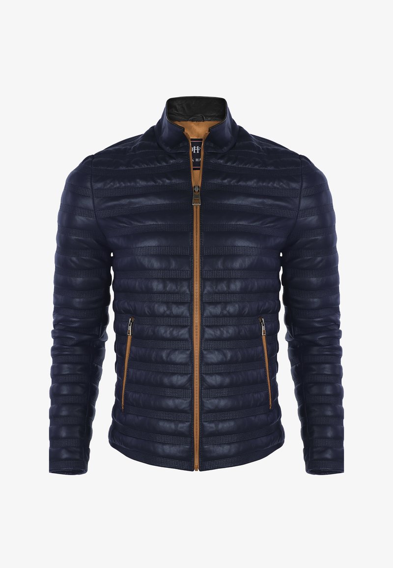 Granatowa pikowana kurtka z poziomymi paskami, brązowym zamkiem błyskawicznym i lamówkami kieszeni oraz stójką.