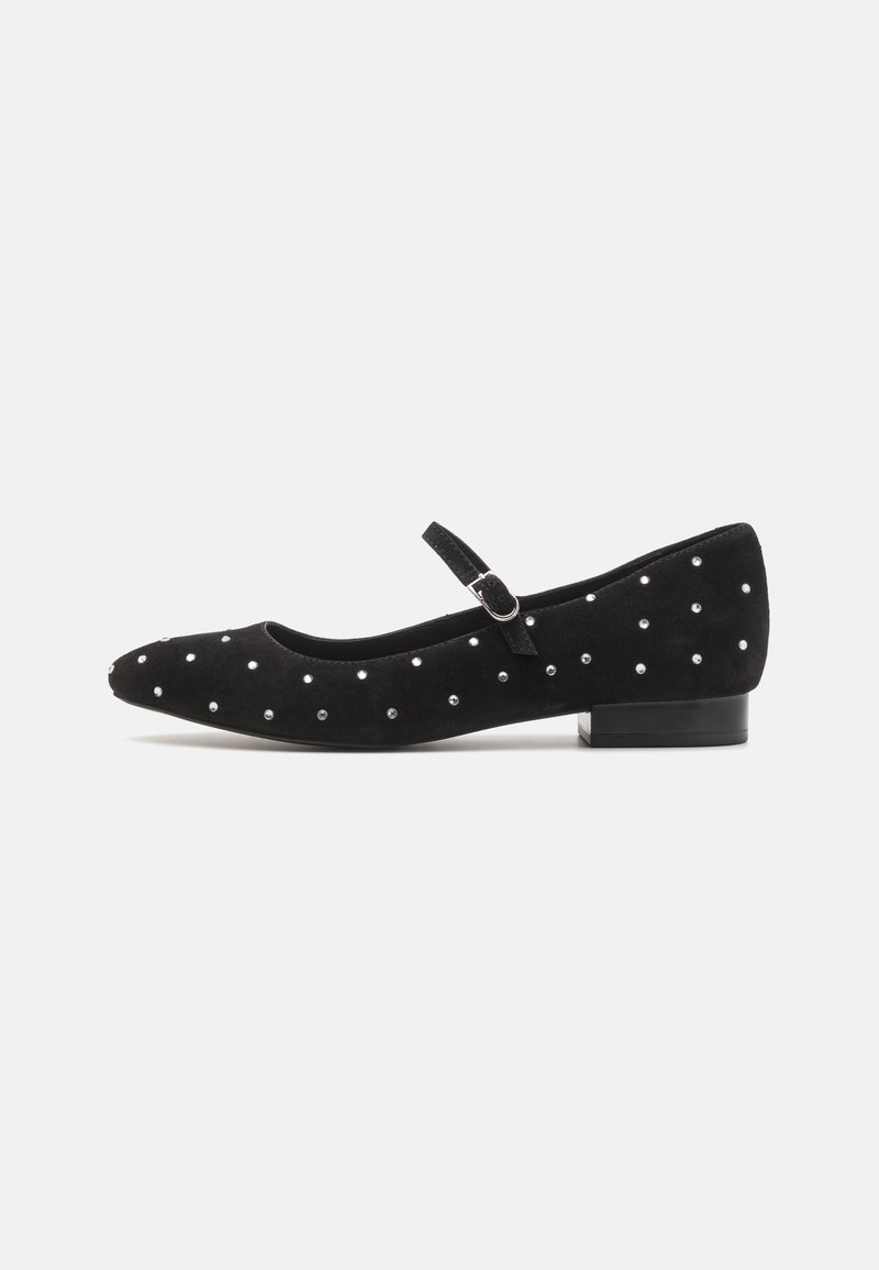 Chaussure plate en daim noir avec un petit talon, ornements en clous argentés et une fine bride unique avec une boucle argentée sur le coup de pied.