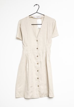 Robe en lin beige clair avec des manches courtes, décolleté en V et fermeture à boutons sur le devant. Présente des détails froncés à la taille.