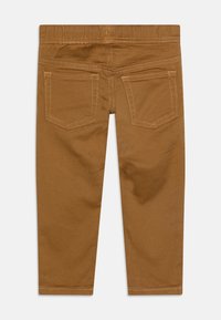 Bruine katoenen broek in een gemêleerde stof met een gladde textuur, voorzien van twee achterzakken en oranje stiksels. Recht model; geen tailleband zichtbaar.