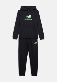 Juodas New Balance megztinis su kapuciniu ir kelnės, su šviesiai žaliai logotipu ant krūtinės ir kairiojo šono, išdėstyta plokščiai ant baltos fono.