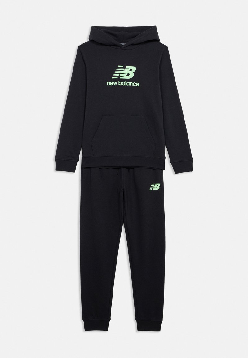 Juodas New Balance megztinis su kapuciniu ir kelnės, su šviesiai žaliai logotipu ant krūtinės ir kairiojo šono, išdėstyta plokščiai ant baltos fono.