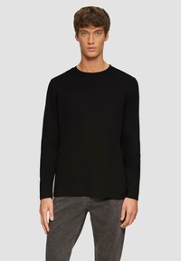 Zwarte lange mouw shirt met een ronde halslijn, gemaakt van soepele katoenstof, met een standaard pasvorm en een minimalistisch ontwerp.