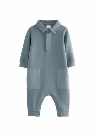 Lyseblå babydragt med lange ærmer, krave, trykknapper ved benene, to forlommer og en knappet bærestykke.