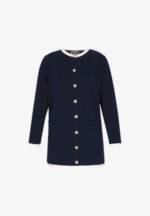 Námornícky sveter s okrúhlym výstrihom, bielym lemom, prednými vreckami a zlatými gombíkmi, vyrobený z jemného materiálu. Dlhé rukávy a strih po kolená.