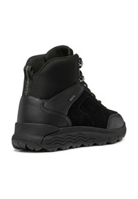 Botas de senderismo negras que combinan cuero liso y ante. Diseño de caña alta con ojales de metal y suela de goma resistente.