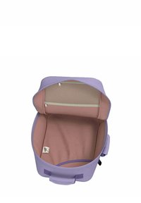 Zaino viola con materiale esterno liscio; l'interno presenta una fodera rosa, una tasca in rete e una chiusura con cerniera. Manici per un facile trasporto.