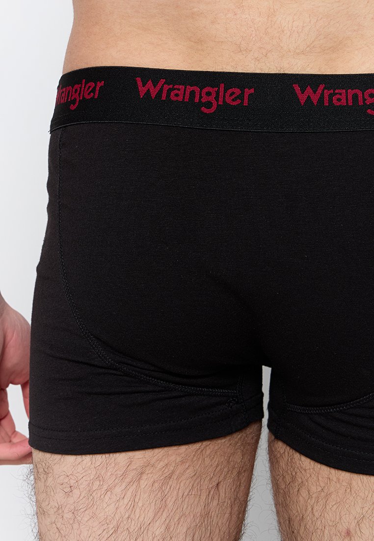 Czarne bokserki wykonane z elastycznej tkaniny, z dopasowanym krojem. Na pasku znajduje się czerwone logo "Wrangler" oraz płaskie szwy dla większego komfortu.